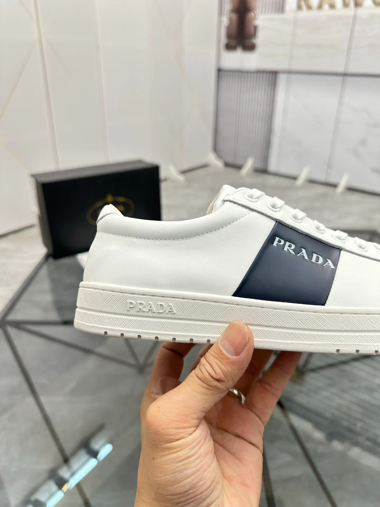 Men's shoes: 💰P400¥ Product trademark: Prada *"Prada*" low-top casual shoes Regular size: 38-44 (can be customized to 45) Product materials: imported cowhide upper, sheepskin lining, original outsole. Number: 020